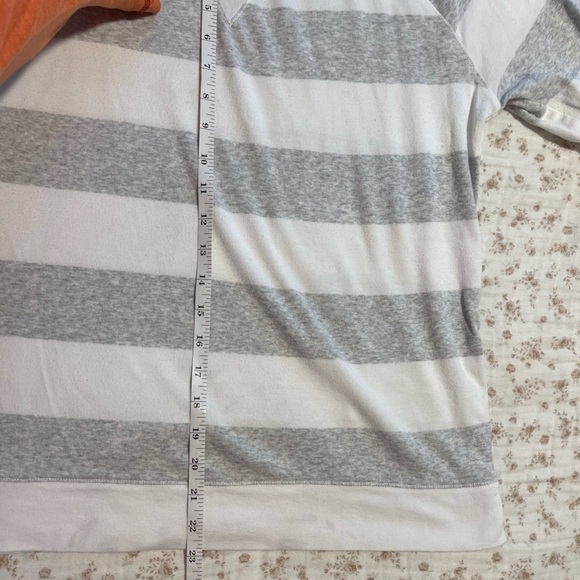 The Limited Long Sleeve Gray and White Tee - Picture 6 of 8